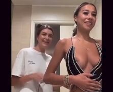 ppwyang__ Vip Onlyfans Nude With Her friend