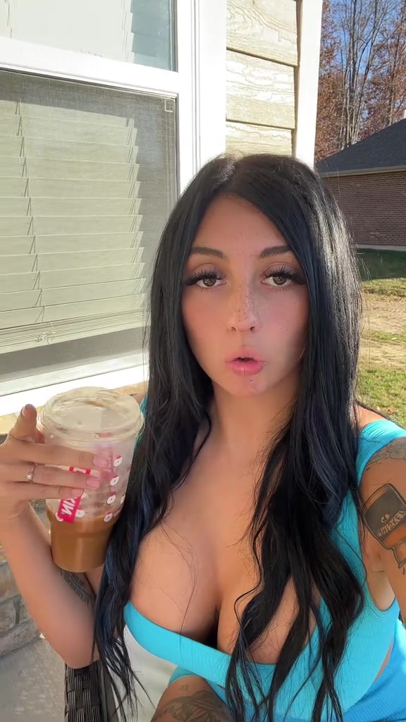 Indiana Mylf sexy with a cup of fresh chocolate milk tea