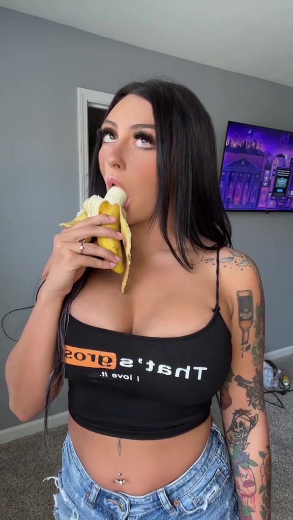 Indiana Mylf Onlyfans likes to eat bananas